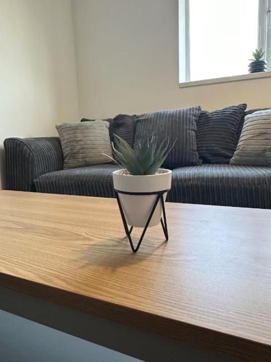 Comfy 1 Bedroom Apartment - Sleeps 2 With Free Parking! St Helens  Exterior photo