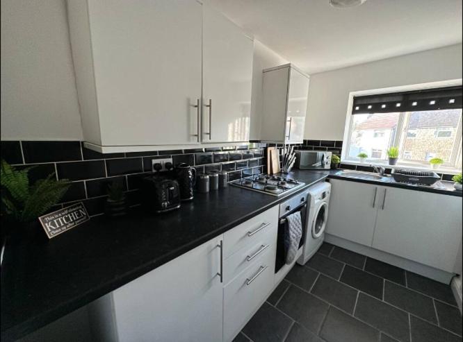 Comfy 1 Bedroom Apartment - Sleeps 2 With Free Parking! St Helens  Exterior photo